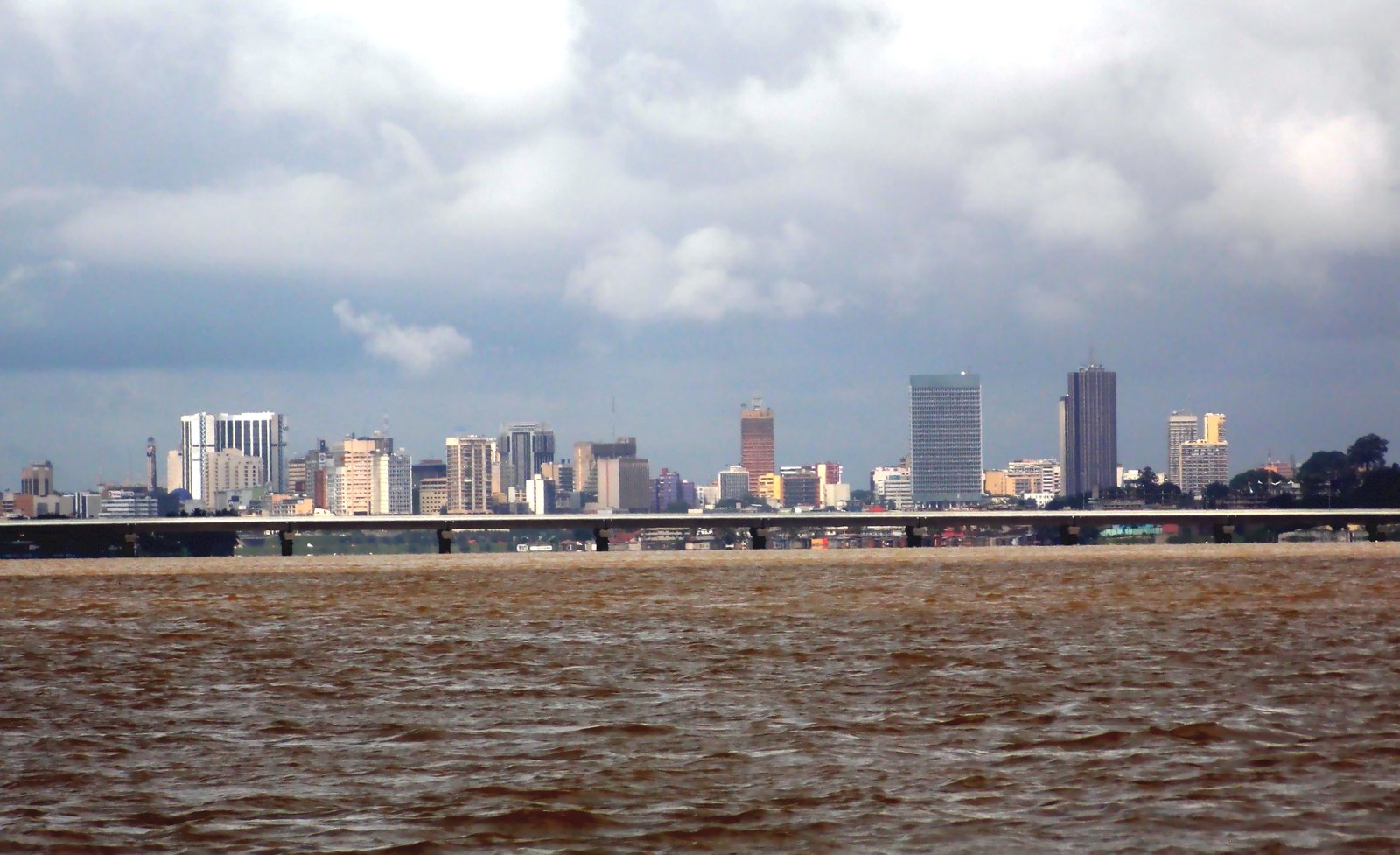 Le pont Henri-Konan-Bédié et le Plateau à Abidjan